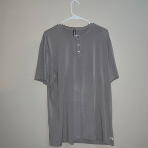 VUORI MEN’S XL LINEAR HENLEY FOG